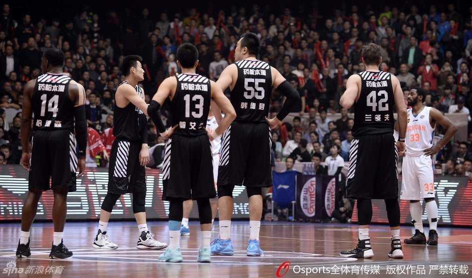 辽宁核心郭艾伦面对身高臂长的哈达迪的遮天蔽日式防守，强行突破上篮，脸上写满了挑战巨人后的疲惫与无奈