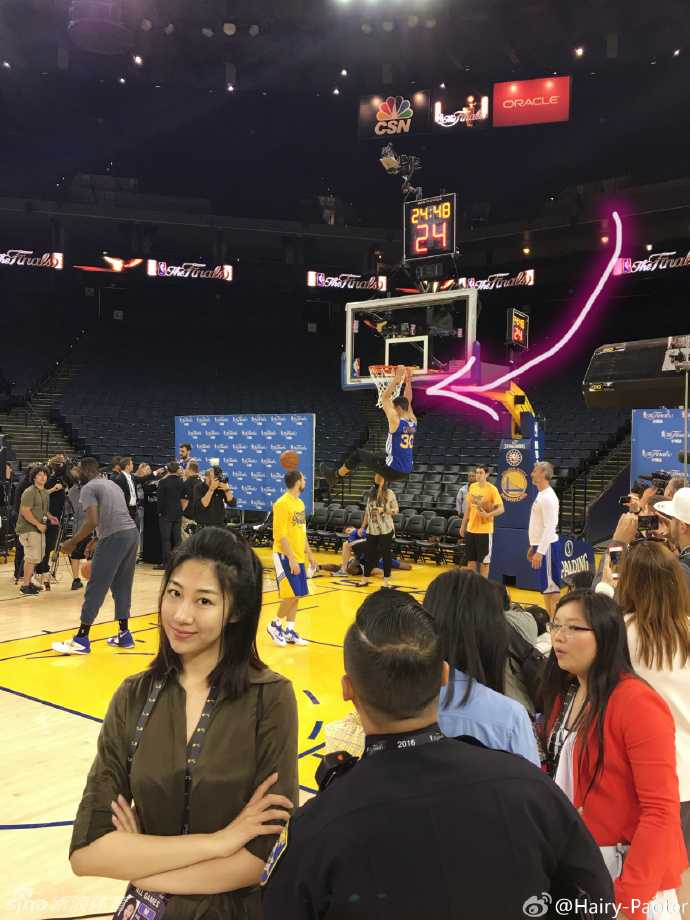 在勇士队的半场训练中，库里正低着头稳稳运球穿越障碍，眼神专注。旁边的克莱·汤普森则稍作休息，扶着膝盖看着队友，整个甲骨文球馆的地板上映照着他们为总冠军而战的专注光芒。