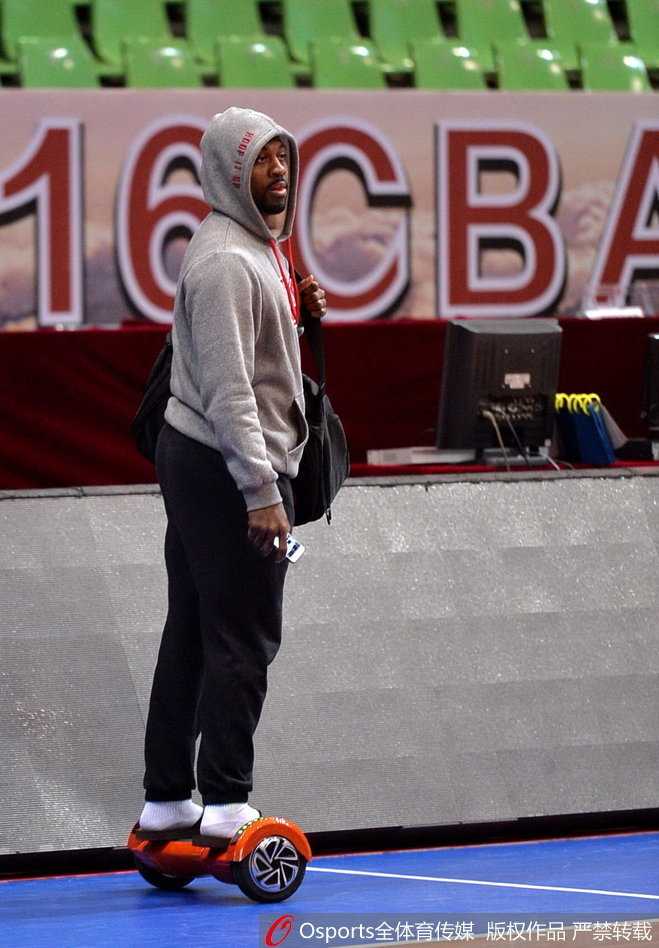 总决赛前的蜀中趣事:老友艾伦探班,邓特蒙扭扭车抢镜 大外援哈里斯在训练中化身临时教练,他一边为队友传球,一边大声呼喊指挥跑位,甚至对主教练杨学增开起玩笑,展现出球队内部融洽的氛围。