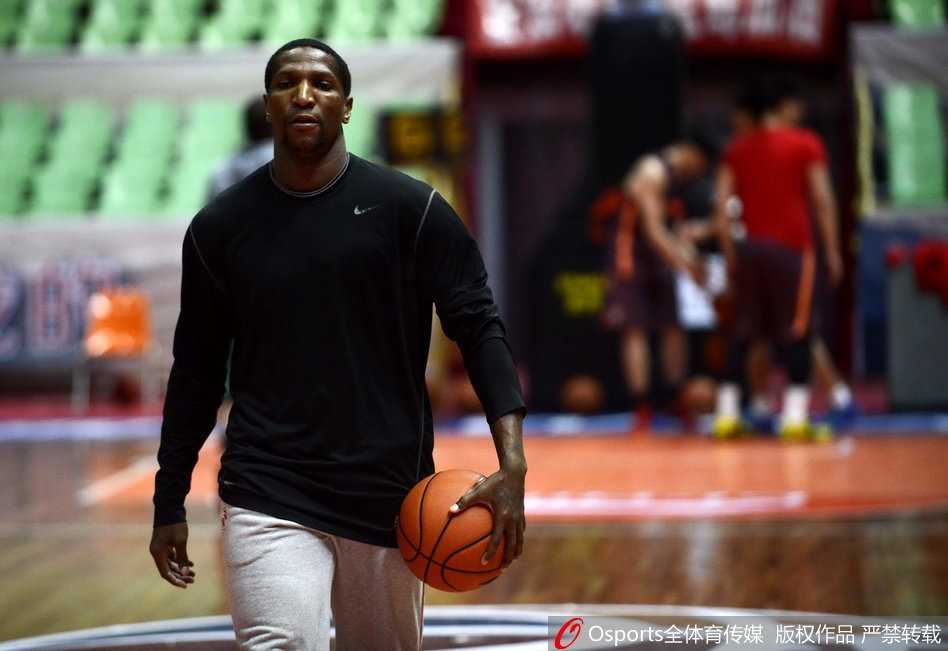 总决赛前的蜀中趣事:老友艾伦探班,邓特蒙扭扭车抢镜 训练尾声,迈龙·艾伦与哈里斯并肩而立,两人交流着心得,这位前新疆外援的友情探班,为四川队的总决赛备战增添了一抹别样的温情色彩。