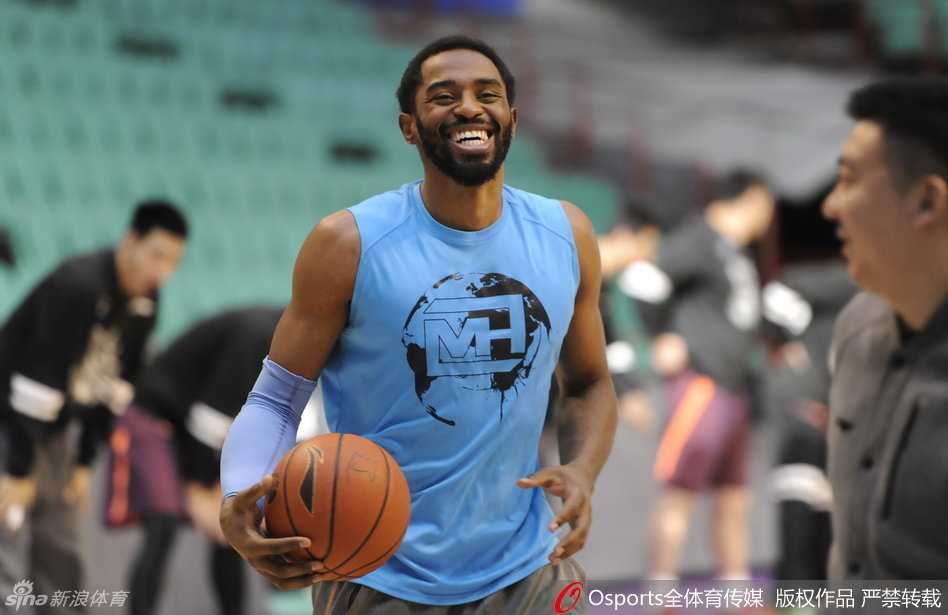 哈里斯被自己的“冷笑话”逗得前仰后合，整个训练馆都回荡着他爽朗的笑声，轻松的氛围像病毒一样在队友间传播开来。