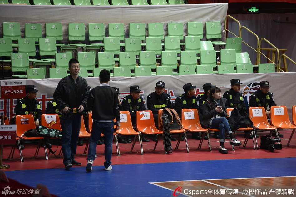 总决赛悬疑日:辽篮“消失”的赛前训练 辽宁队主教练郭士强在千呼万唤中终于出现在公众视野,他身穿灰色运动服,面容显得非常憔悴,眼中布满血丝,面对镜头时神情木然,嘴角勉强挤出一丝苦涩的微笑,似乎承载着巨大的压力和内心的挣扎。