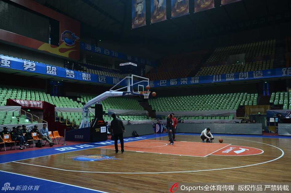 总决赛悬疑日:辽篮“消失”的赛前训练 空旷的训练场内,数十名记者百无聊赖地站在场边或坐在观众席上,他们手中的相机无所适从,只能对着空荡荡的场地发呆,几名工作人员聚在一起交头接耳,讨论着辽宁队缺席的突发状况。