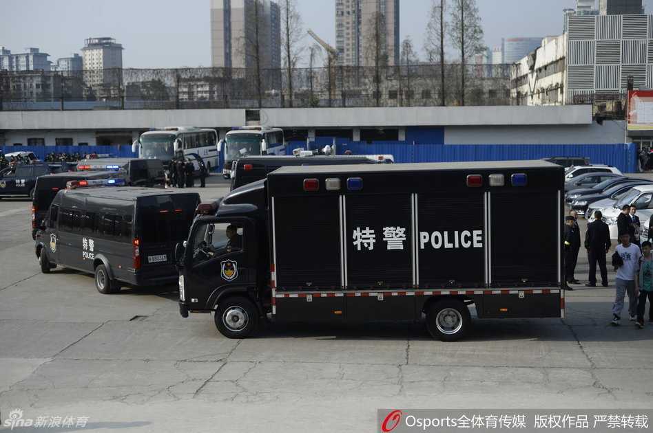 总决赛战前风云:警犬特警齐上阵,安保防线铸就钢铁赛场 从高处俯瞰,球馆外各个关键点位均有安保力量部署,他们各司其职,严阵以待,共同织就一张守护决赛的安全大网。