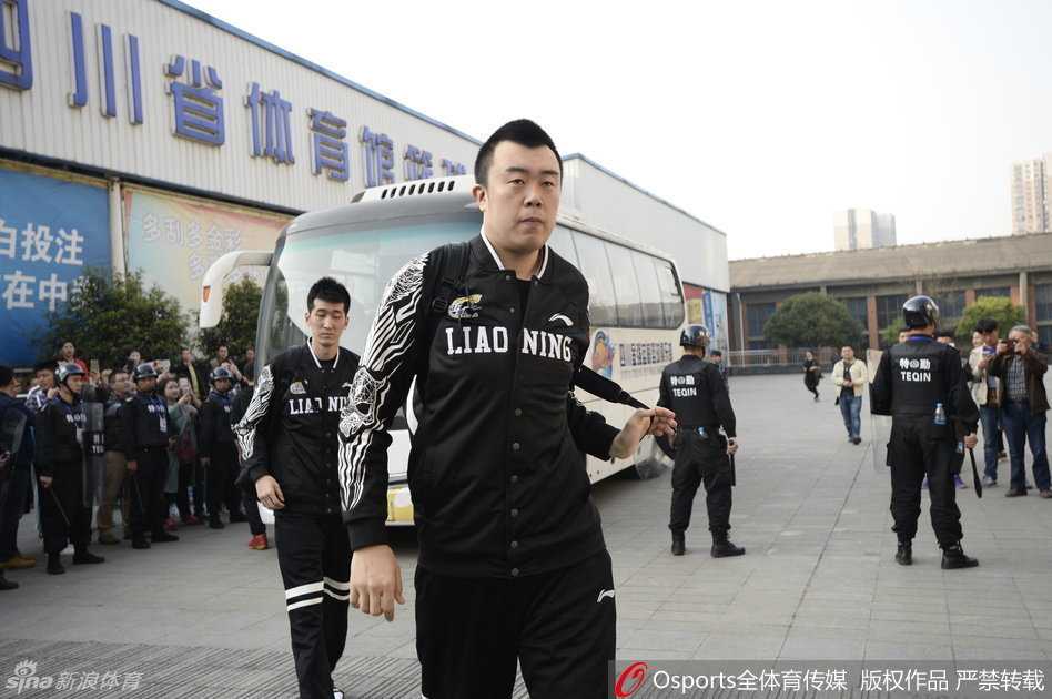 射手贺天举右手被厚重的绷带层层包裹，无法弯曲的手指僵硬地垂在身侧。他眉头深锁，目光穿过镜头仿佛望向未知的远方，脸上的表情交织着伤病的痛苦与无法上阵杀敌的遗憾。