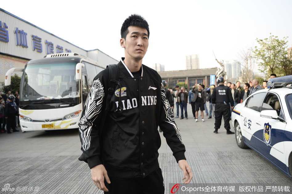 辽宁全队在场上围成一圈，韩德君、郭艾伦、刘志轩肩并着肩，彼此给予力量。尽管大比分落后且伤兵满营，但他们紧靠的头颅和坚定的神情，依然诉说着团结与战斗到底的决心。