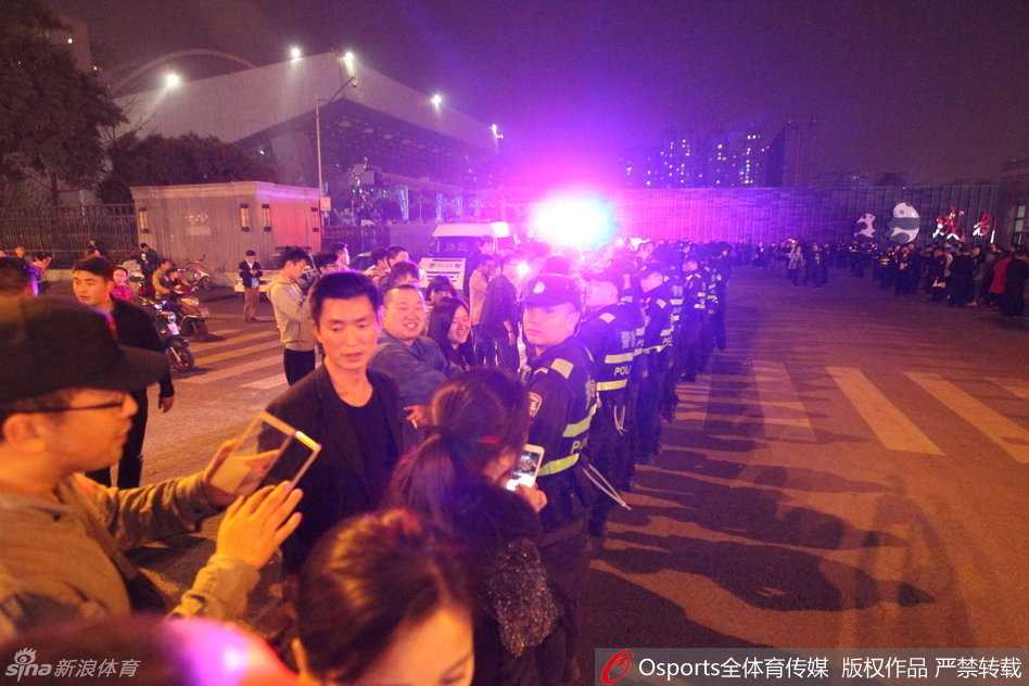 总决赛硝烟外的安保人墙 CBA川辽冲突事件回顾 总决赛第三场结束后,成都锦江宾馆外气氛紧张,辽宁队球员与四川球迷发生肢体接触前,现场已拥挤不堪,空气中弥漫着火药味。