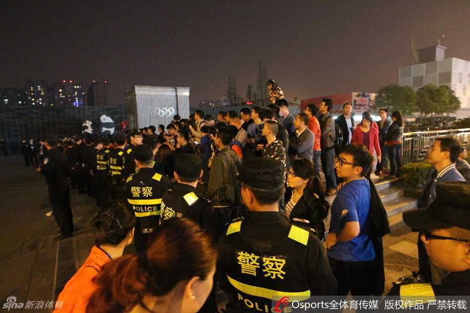 总决赛硝烟外的安保人墙 CBA川辽冲突事件回顾 赛后,郭艾伦等三名受伤的辽宁球员在警方保护下准备离开,他们的手腕上缠着绷带,脸上写满了疲惫与无奈,这次冲突成为了他们职业生涯中一段不愿回首的记忆。