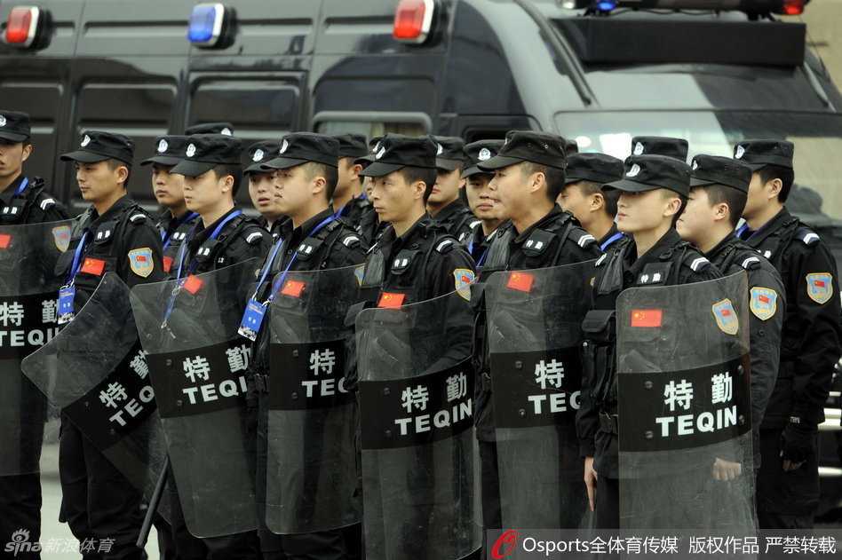 总决赛硝烟背后的守护者:四川主场严阵以待 身着黑色作训服的特警队员首次出现在CBA赛场周边,他们手持防暴盾牌,腰挎装备,目光如炬地扫视着涌动的人潮,筑起了一道坚不可摧的防线。