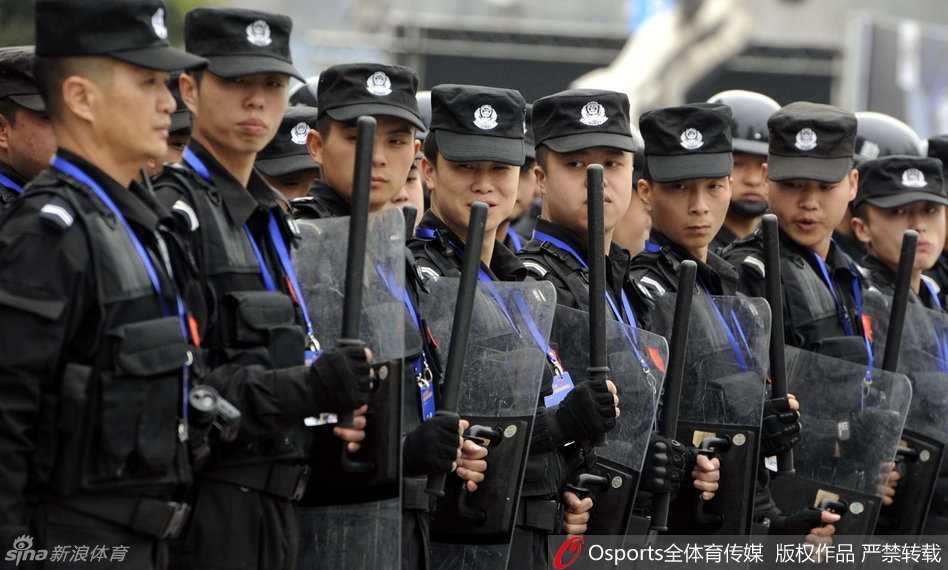 总决赛硝烟背后的守护者:四川主场严阵以待 夕阳的余晖下,数排安保人员整齐划一地列队在体育馆外围,他们挺拔的身姿与身后巨大的总决赛海报交相辉映,仿佛在用沉默宣告:今晚,这里只有篮球。