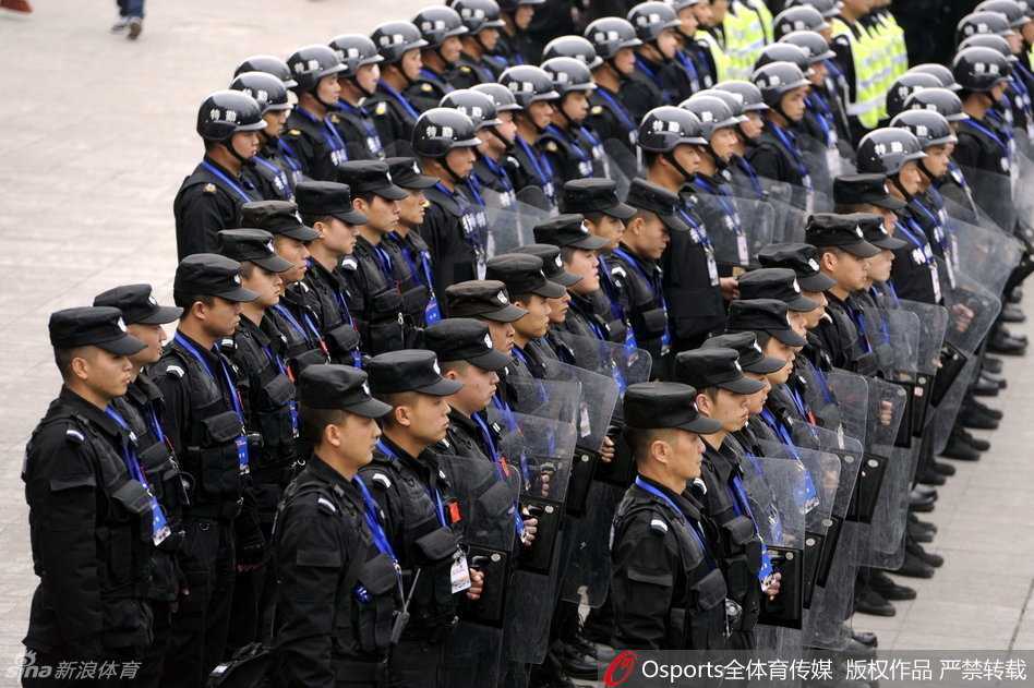 总决赛硝烟背后的守护者:四川主场严阵以待 夜色渐浓,场馆外依旧灯火通明。数名特警紧握钢枪,背靠背呈战术队形站立,坚毅的背影后是散场的人流,他们是狂躁情绪外最冷静的守护神。