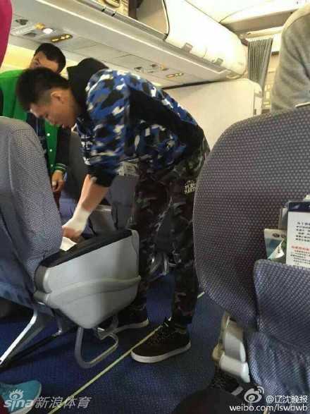 总决赛硝烟背后的血性代价:回望川辽冲突那晚的混乱与温情 酒店门口的灯光下,多名身穿红色外套的球员和白色T恤的球迷紧紧纠缠在一起,手臂交错,场面极度混乱,有人试图拉开双方,但愤怒的情绪让局面一度失控。