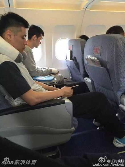 总决赛硝烟背后的血性代价:回望川辽冲突那晚的混乱与温情 休息室内,贺天举无力地垂下受伤的右手,手腕处包裹着厚厚的医疗绷带,表情落寞而痛苦,身旁的队友低头看着手机,仿佛想从纷乱的信息中寻找一丝平静。