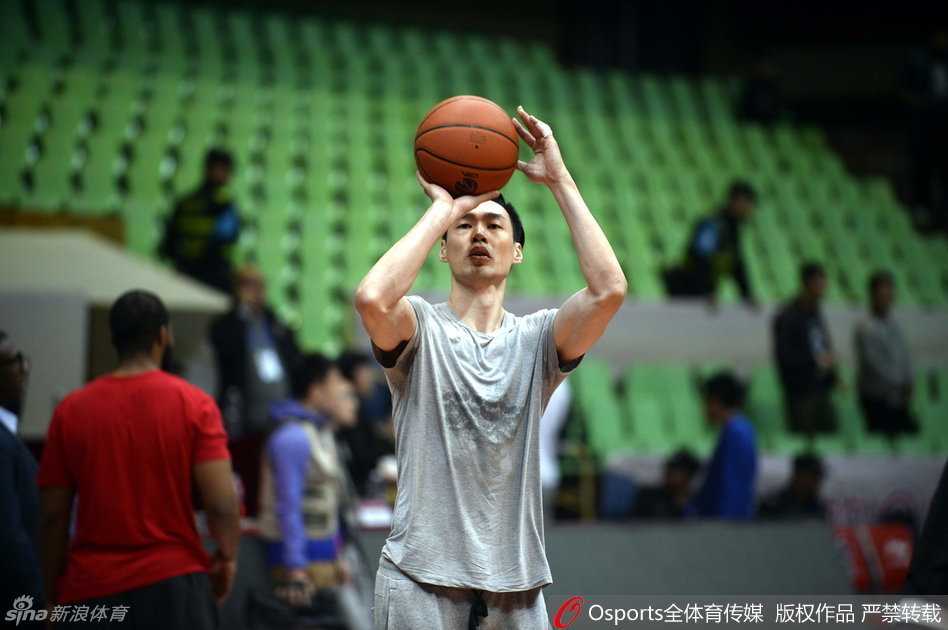 辽宁队大外援兰多夫在赛前热身中积极运球，寻找最佳的投篮节奏，准备在内线给四川队制造麻烦。