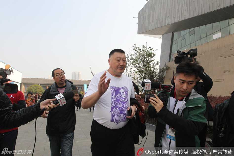 总决赛阴影下的坚守 安保人员组成了一道人墙,努力将激动的记者与教练组隔开,其中一名戴眼镜的工作人员神情紧张,用尽全力维持着秩序。