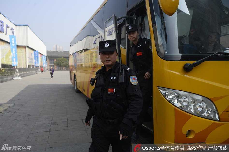 总决赛风云夜,川军从容备战静候赛点 在闪烁的警灯与贴身护卫下,四川男篮的大巴犹如载着荣誉的堡垒,稳稳停靠在训练场外,预示着今夜必将无眠。