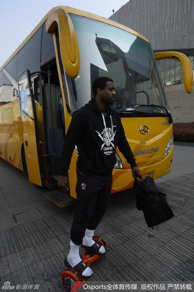 总决赛风云夜,川军从容备战静候赛点 邓特蒙抿着嘴露出一丝不易察觉的微笑,眼神中带着猎手般的冷静,轻松的步伐下隐藏着随时可能爆发的得分能量。