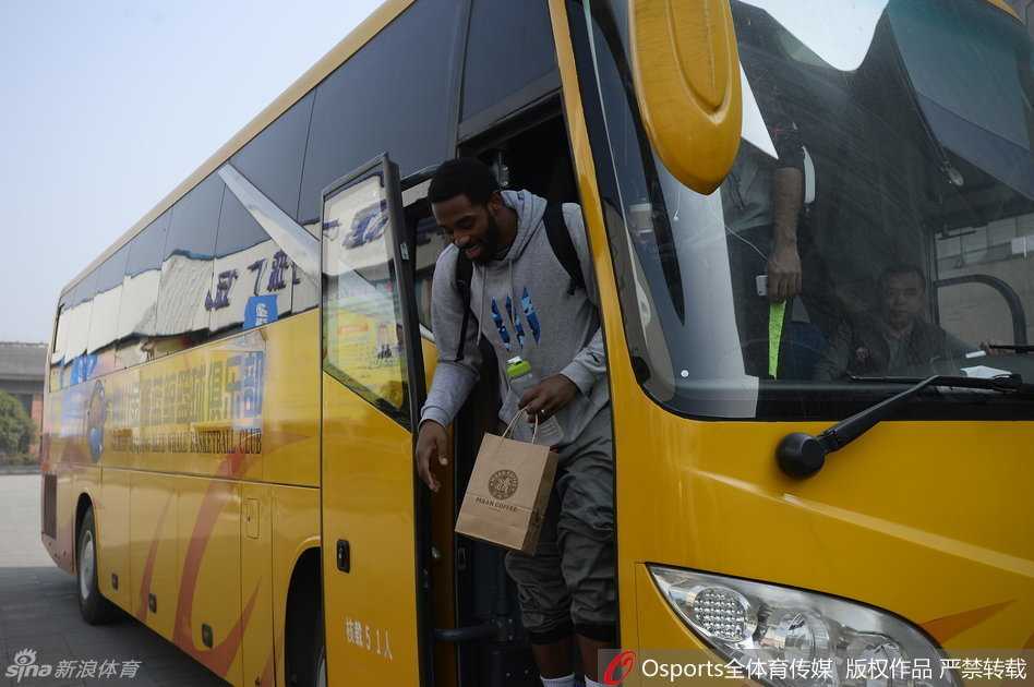 总决赛风云夜,川军从容备战静候赛点 哈里斯大步流星走在最前头,身后的安保人员神情警惕,而他坚毅的目光早已穿过通道,望向了今晚即将厮杀的战场。