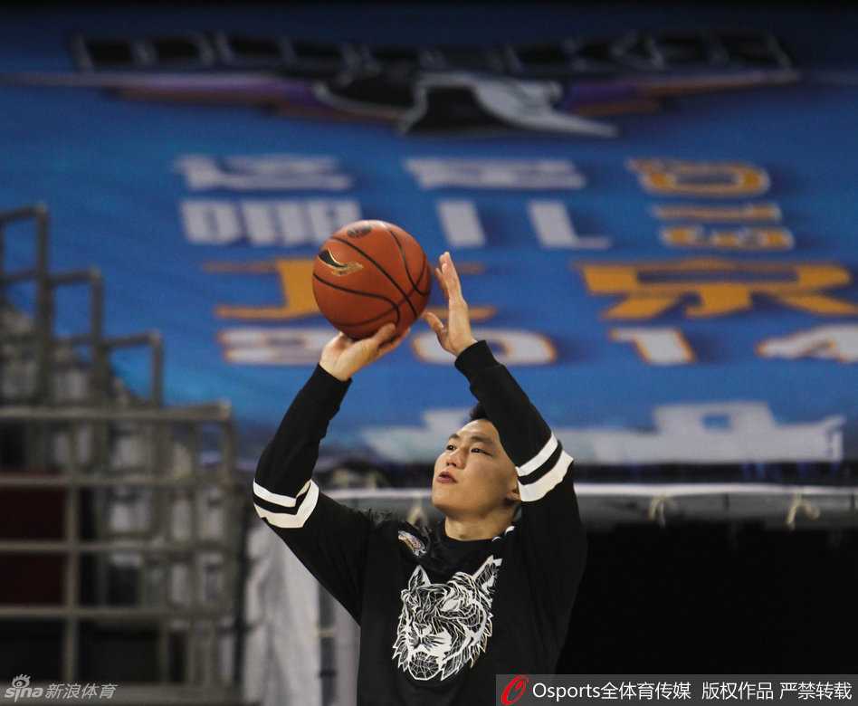 恩怨与征途:新疆男篮五棵松踩场,李根重返故地西热力江抢眼 训练结束后,李根成为媒体追逐的焦点,他停下脚步坦然接受采访,面对关于旧主的话题,表情平静中带着一丝对往昔的追忆。