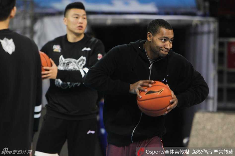 恩怨与征途:新疆男篮五棵松踩场,李根重返故地西热力江抢眼 内线搭档苏伟与周琦在训练间隙进行战术交流,苏伟神情专注地比划着,周琦侧耳倾听,这对新赛季的新疆内线组合正努力建立默契。