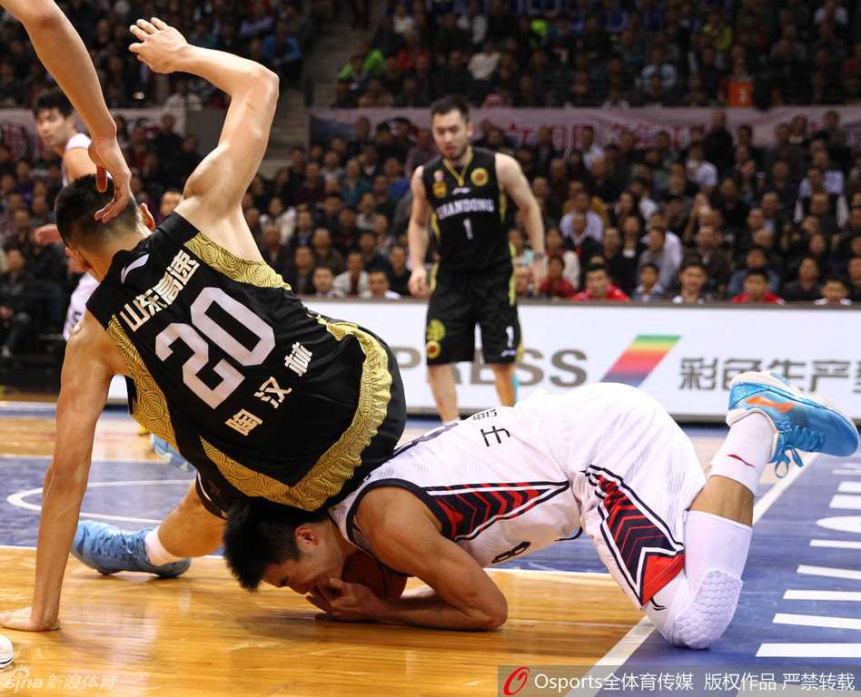 深圳后卫于德豪奋不顾身封堵山东队陶汉林的进攻，脸部遭遇重击瞬间，皮球已被破坏，展现了顽强的防守意志。