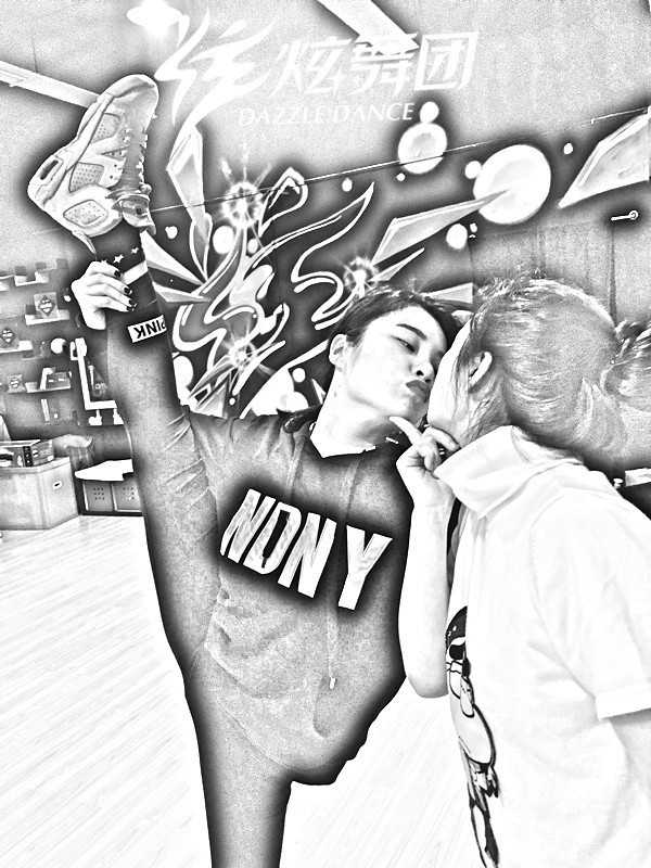 舞蹈教室内，学员们正在进行艰苦的柔韧度训练，她们咬紧牙关挑战身体极限，每一个标准动作背后都凝聚着无数的汗水与坚持。