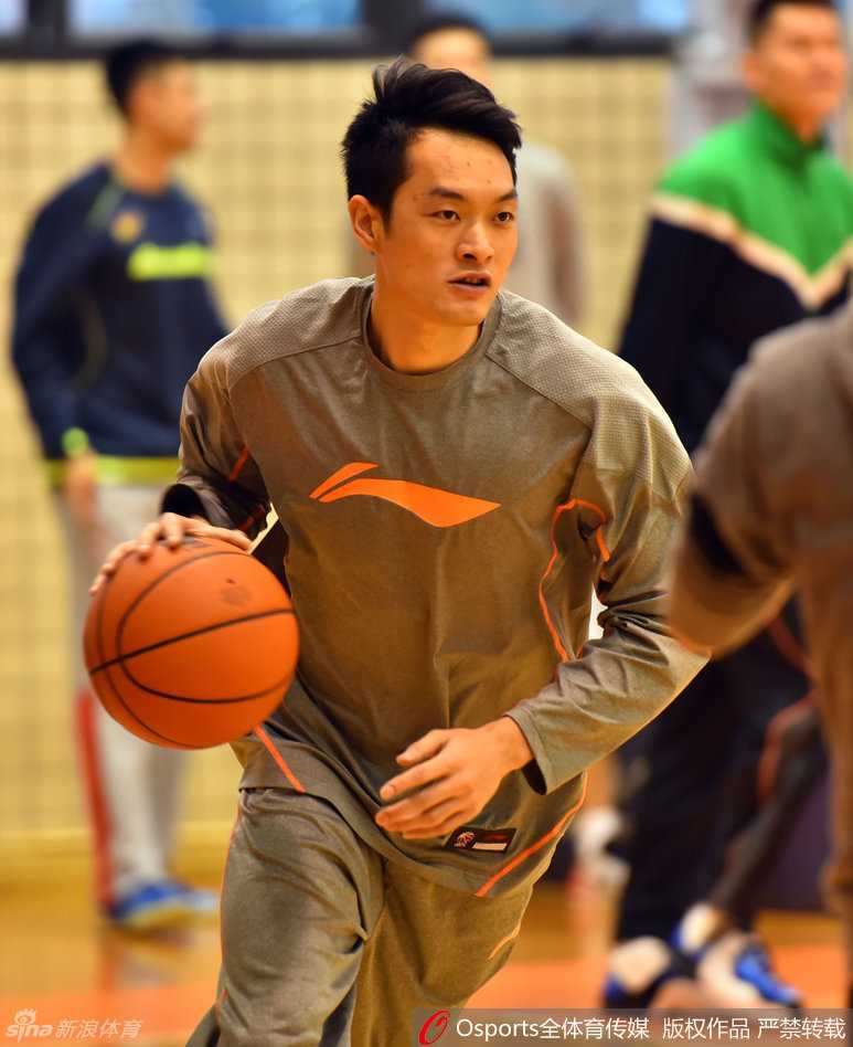 戈尔挂帅注入激情,广东宏远全力冲刺半决赛 队长周鹏正在进行热身训练,汗水浸湿球衣,他在拉伸中保持专注,随时准备在攻防两端贡献力量。