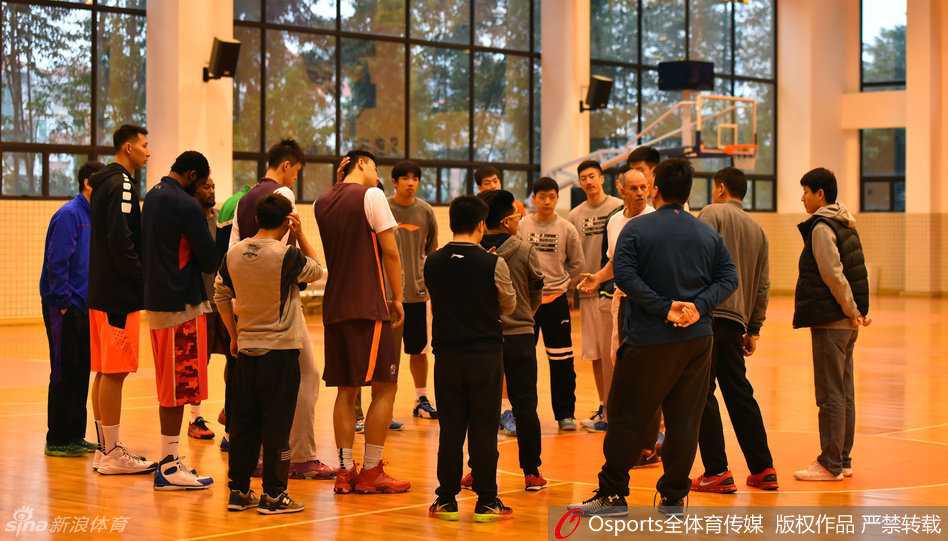 戈尔挂帅注入激情,广东宏远全力冲刺半决赛 后卫陈江华在进行赛前拉伸热身,表情专注,身体舒展,为即将到来的高强度对抗做好充分准备。