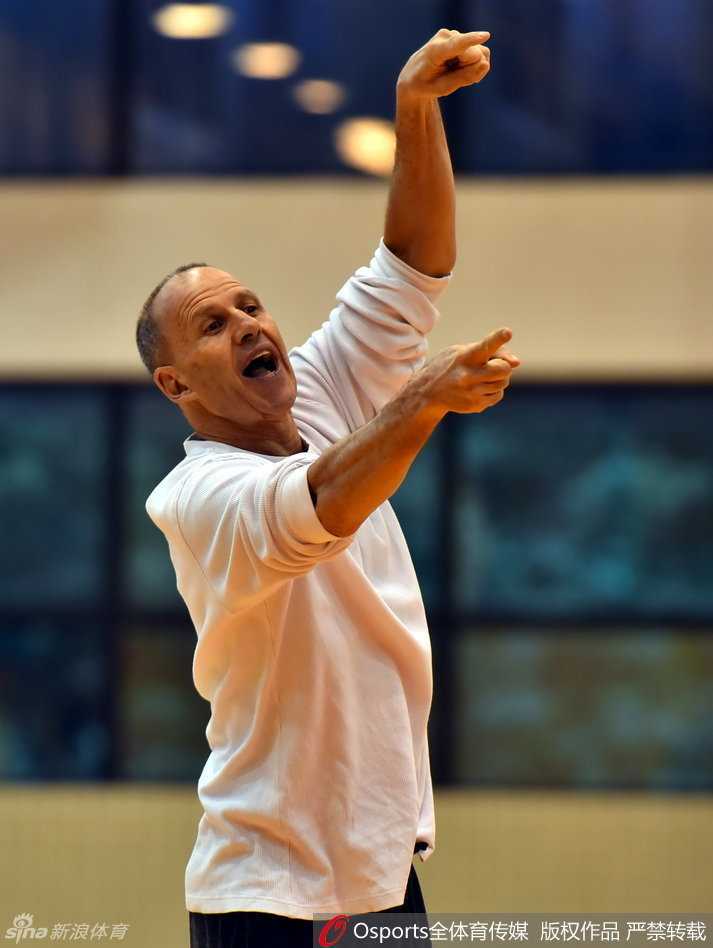 戈尔挂帅注入激情,广东宏远全力冲刺半决赛 助理教练戈尔在训练场边,正对核心球员朱芳雨进行一对一的细致指导,两人神情严肃讨论战术。