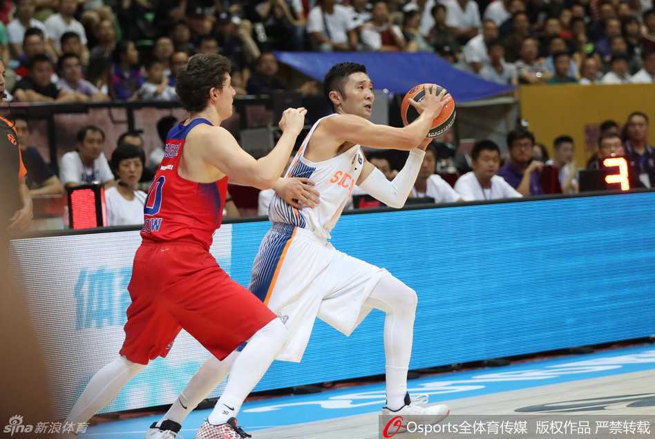 刘炜运球强行突破中央陆军的防线，他压低重心，试图从两名防守球员的缝隙中穿过