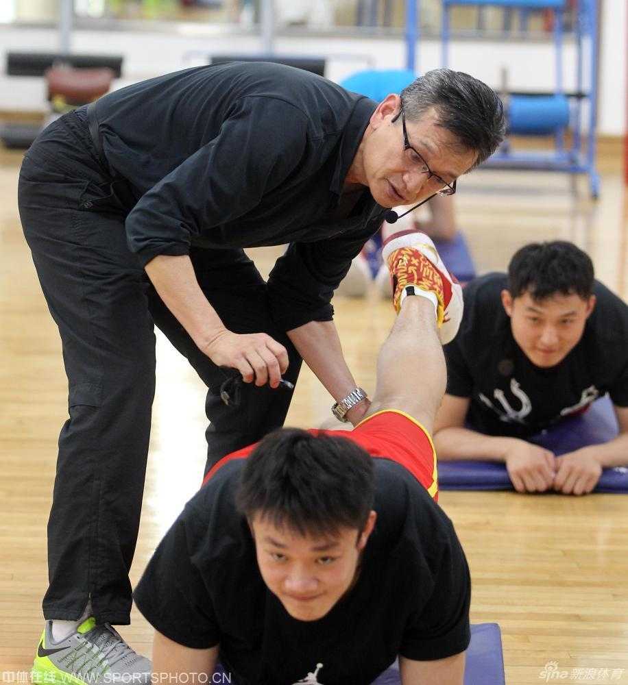 助理教练正拿着战术板为队员们讲解跑位细节，刘晓宇与队友们全神贯注聆听，生怕错过任何要点。