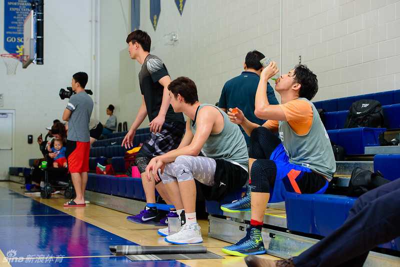 挥汗亚特兰大,深圳烈豹男篮特训影像纪实 何忠勉在亚特兰大训练间隙补充水分,脸上挂满汗水,眼神坚毅地盯着远处的对抗。