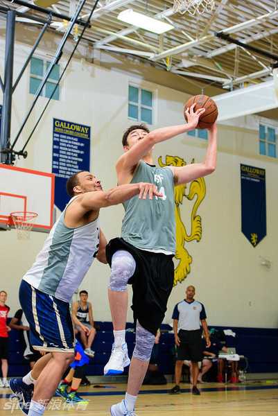 挥汗亚特兰大,深圳烈豹男篮特训影像纪实 多名球员在篮下同时起跳争抢篮板球,手臂交织在一起,展现了特训中强调的卡位与拼抢意识。