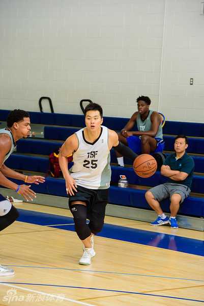 挥汗亚特兰大,深圳烈豹男篮特训影像纪实 孟铎持球强行突破,面对防守球员的贴身干扰,他咬紧牙关,肌肉线条紧绷展现出极强的核心力量。