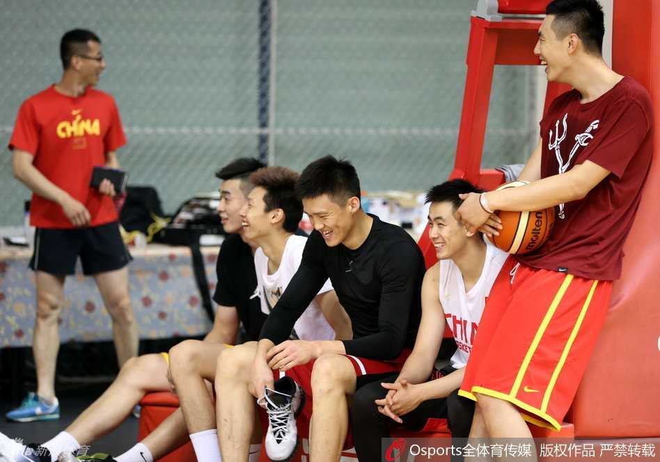 挥汗如雨只为里约 直击中国男篮集训众生相 训练场边的周琦独自摊开手掌仔细端详,眼神中流露出一丝凝重。这只手承载着中国男篮内线的未来,也让人们不禁想起他此后带伤作战的坚韧与不易。