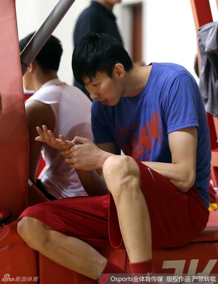 挥汗如雨只为里约 直击中国男篮集训众生相 李慕豪在训练中展现出惊人的爆发力,他高高跃起,双手狠狠地将球砸进篮筐,用一记势大力沉的霸气扣篮宣告着自己的努力与决心。