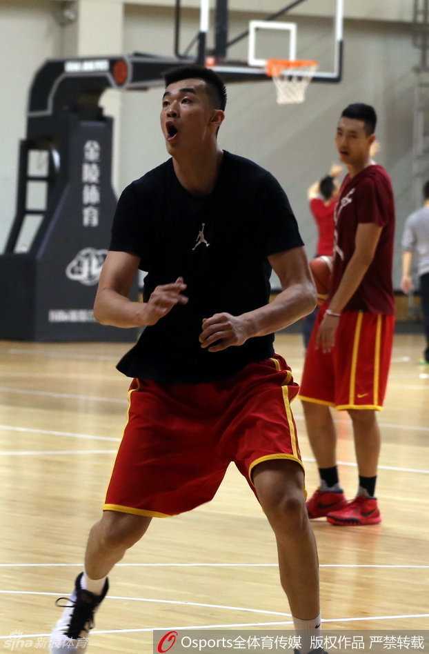 挥汗如雨只为里约 直击中国男篮集训众生相 翟晓川在助教和队友的注视下,高高跃起尝试完成扣篮。他的动作舒展,虽然这次尝试未必完美,但这种勇于挑战、不断尝试的精神正是他篮球生涯的真实写照。