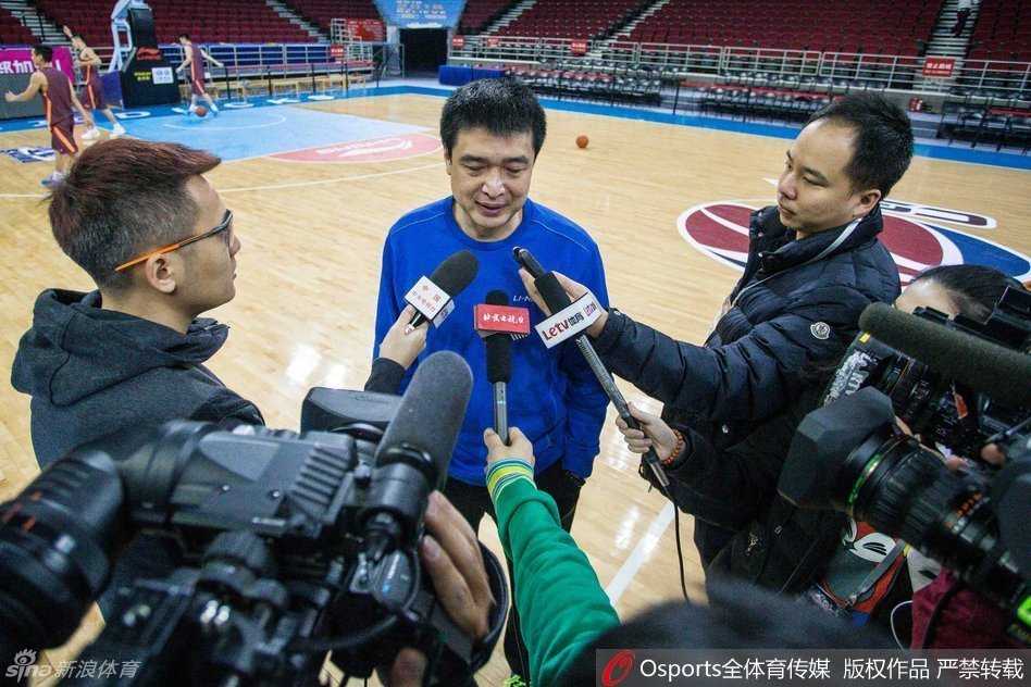 孙悦和张庆鹏在场边并肩而坐，孙悦面带标志性的灿烂笑容，两人一边看着场内训练一边热烈地讨论着战术细节。