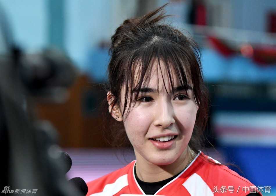 排球少女阿迪娜:父亲是篮球名宿,我却用汗水定义自己的赛场 比赛结束后,阿迪娜与队友们一起站上领奖台,手捧银色的奖牌,虽然眼中有一丝对冠军的渴望,但更多的是并肩作战后的释然与骄傲