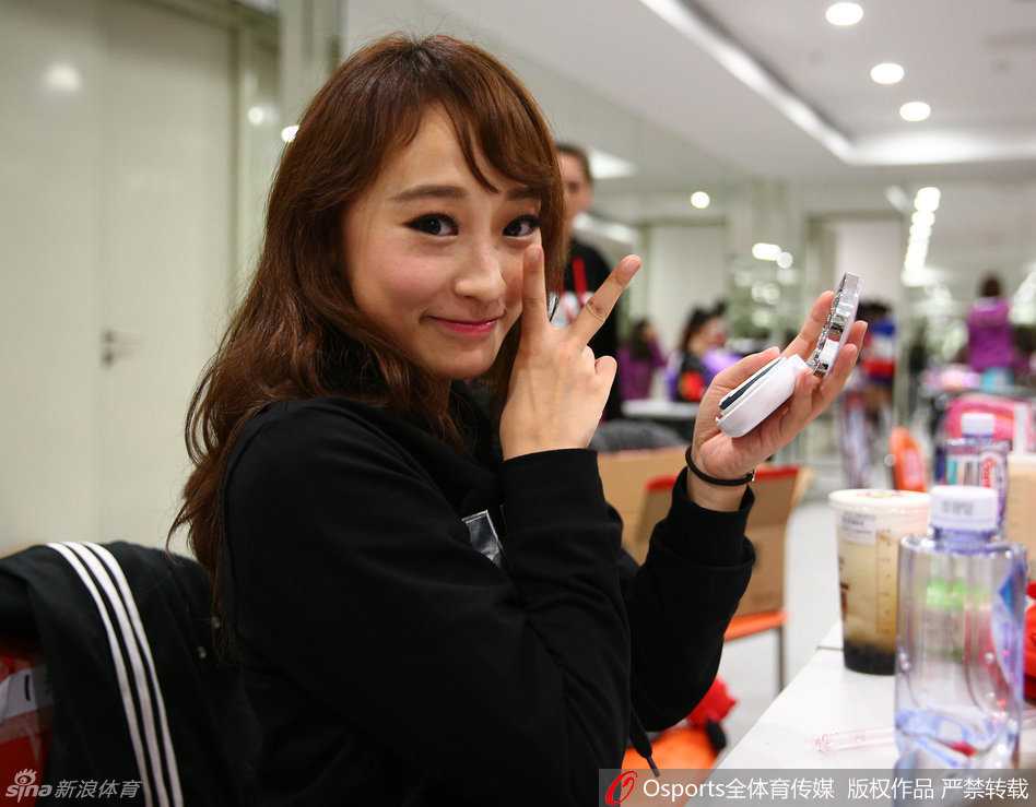 篮球宝贝们列队准备登场，自信的笑容和靓丽的身姿预示着即将引爆全场的表演