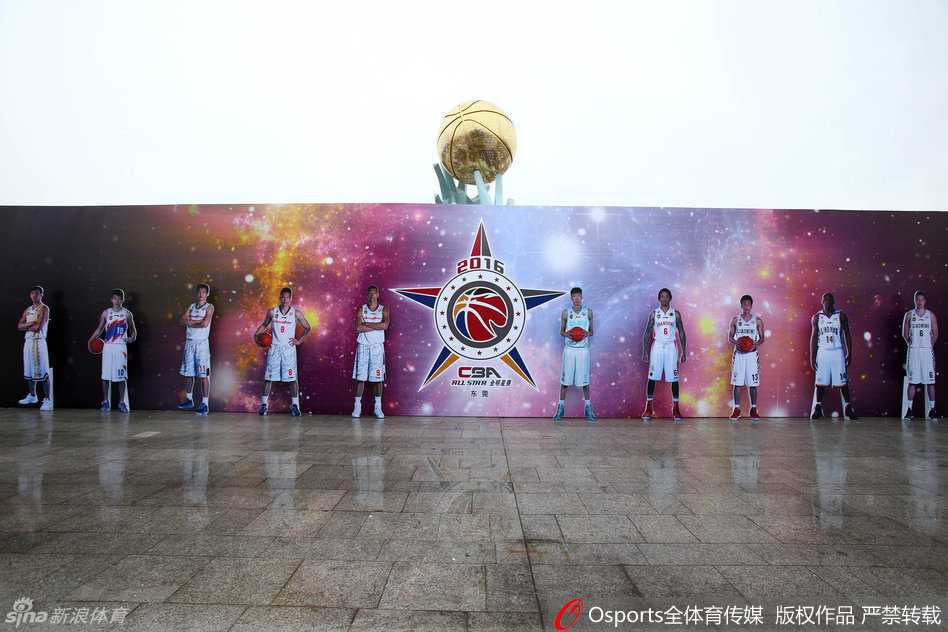 探访东莞篮球中心 见证二零一六全明星盛宴 场馆上空悬挂的顶级音响与炫彩灯光设备整齐排列,仿佛科幻电影中的矩阵,正为史上最酷炫的开幕式积蓄能量