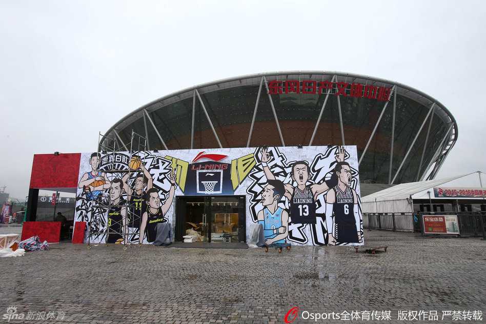 探访东莞篮球中心 见证二零一六全明星盛宴 宏伟的东莞篮球中心内部全景,巨大的漏斗屏和璀璨的灯光将整个赛场映照得如同梦幻舞台,静候球星登场