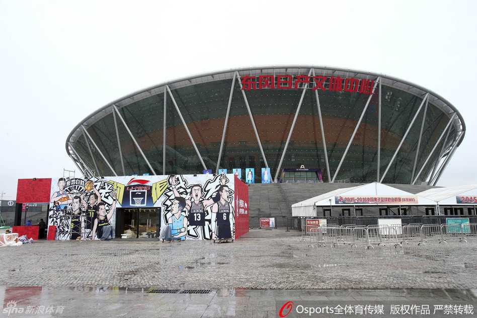 探访东莞篮球中心 见证二零一六全明星盛宴 南区明星队核心易建联赛前热身,神情专注目光如炬,在灯光下进行拉伸训练,准备在家乡父老面前大显身手