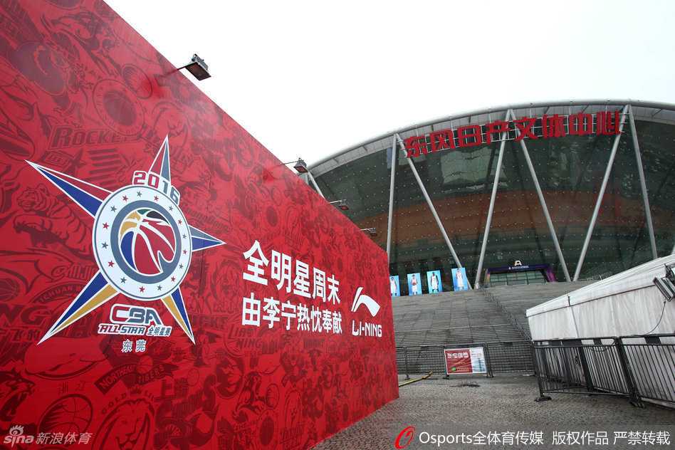探访东莞篮球中心 见证二零一六全明星盛宴 老将胡雪峰在球员通道中整理球衣,眼神中透露出坚定与从容,他即将以球员和教练双重身份书写CBA历史新篇章