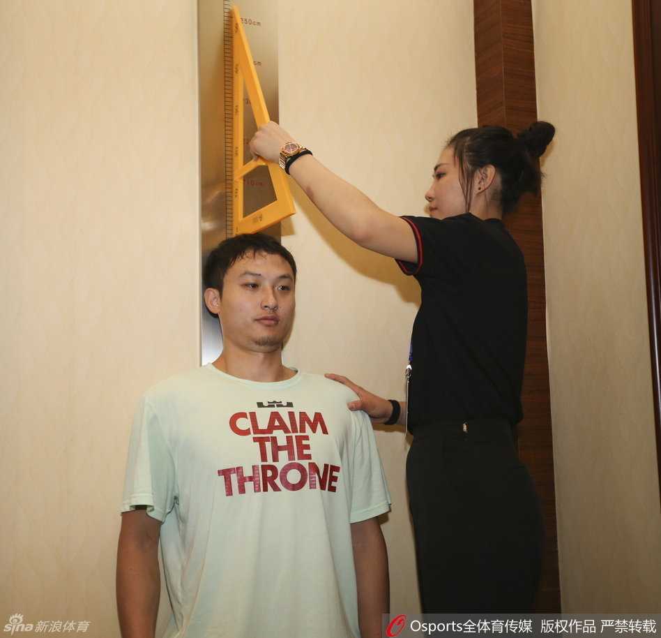 面对镜头，朱芳雨露出标志性的微笑，身板挺得笔直，展现出老将独有的从容与自信。