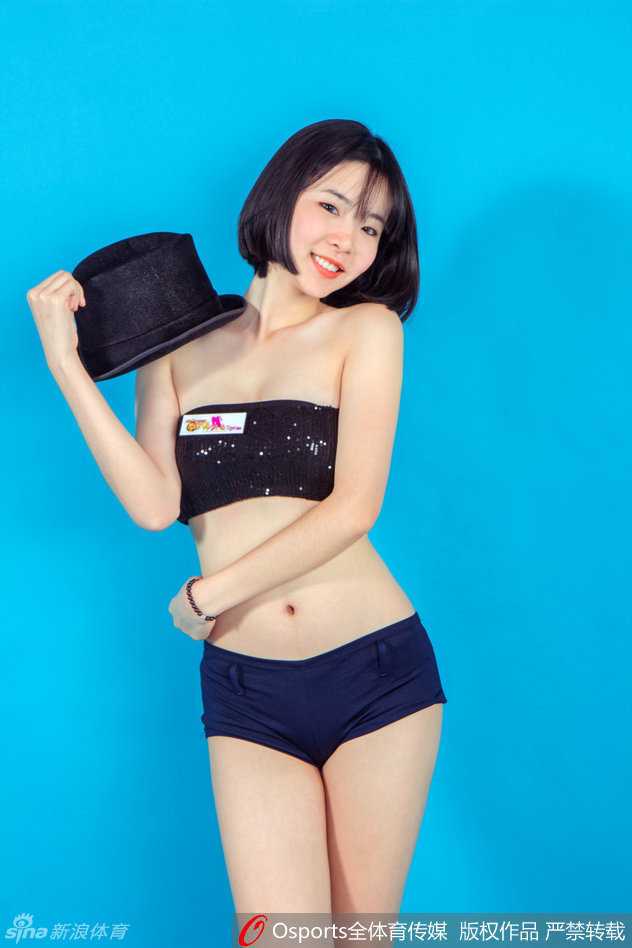 揭秘广东宏远篮球宝贝 赛场边的最美风景线 青春洋溢的黄逸辉身姿挺拔,眼神清澈,略带羞涩的笑容中透露出初登CBA赛场时的纯真与憧憬。