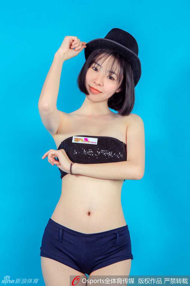 揭秘广东宏远篮球宝贝 赛场边的最美风景线 聚光灯下,啦啦队员们变换队形,黄逸辉被队友簇拥在中心,她们灿烂的笑容如同冬日里的暖阳,感染着看台上的每一位观众。