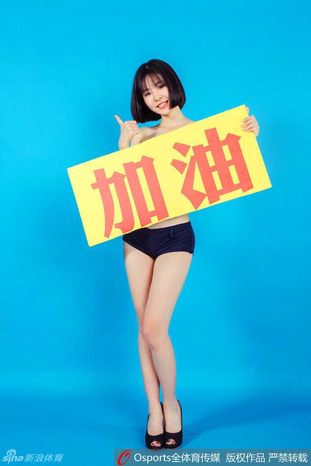 揭秘广东宏远篮球宝贝 赛场边的最美风景线 表演落幕,黄逸辉与队友们携手向观众鞠躬致意,优雅的姿态与自信的微笑,定格了属于她们的荣耀时刻。