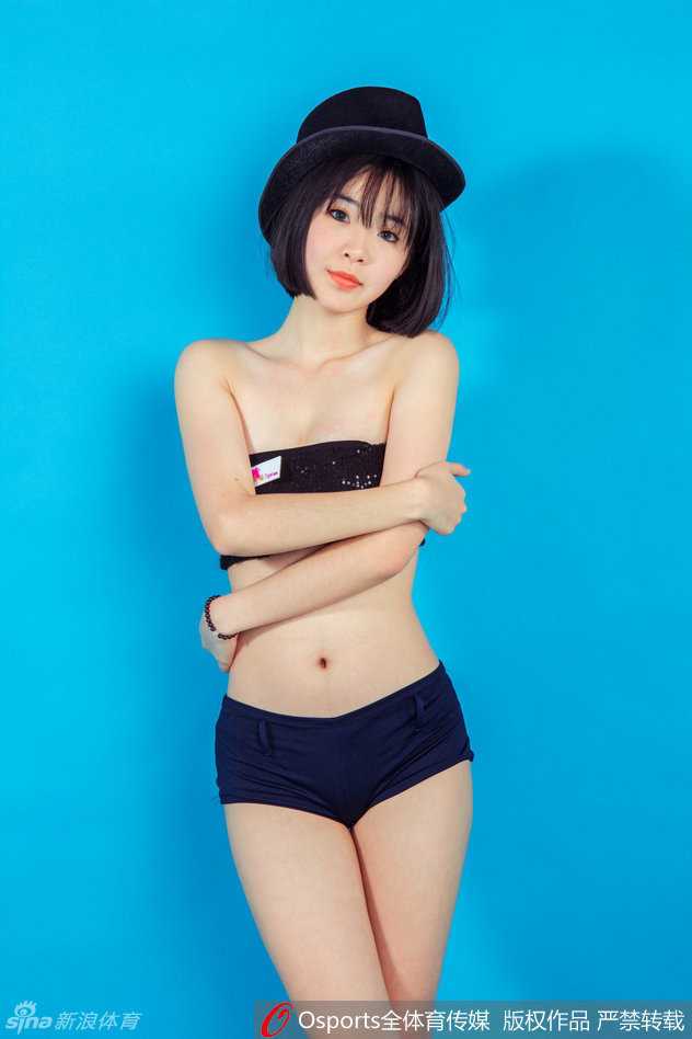 揭秘广东宏远篮球宝贝 赛场边的最美风景线 黄逸辉手举充气加油棒,眉眼弯弯笑得格外开心,身姿舒展的她仿佛在用全身的细胞为场上的队员注入能量。