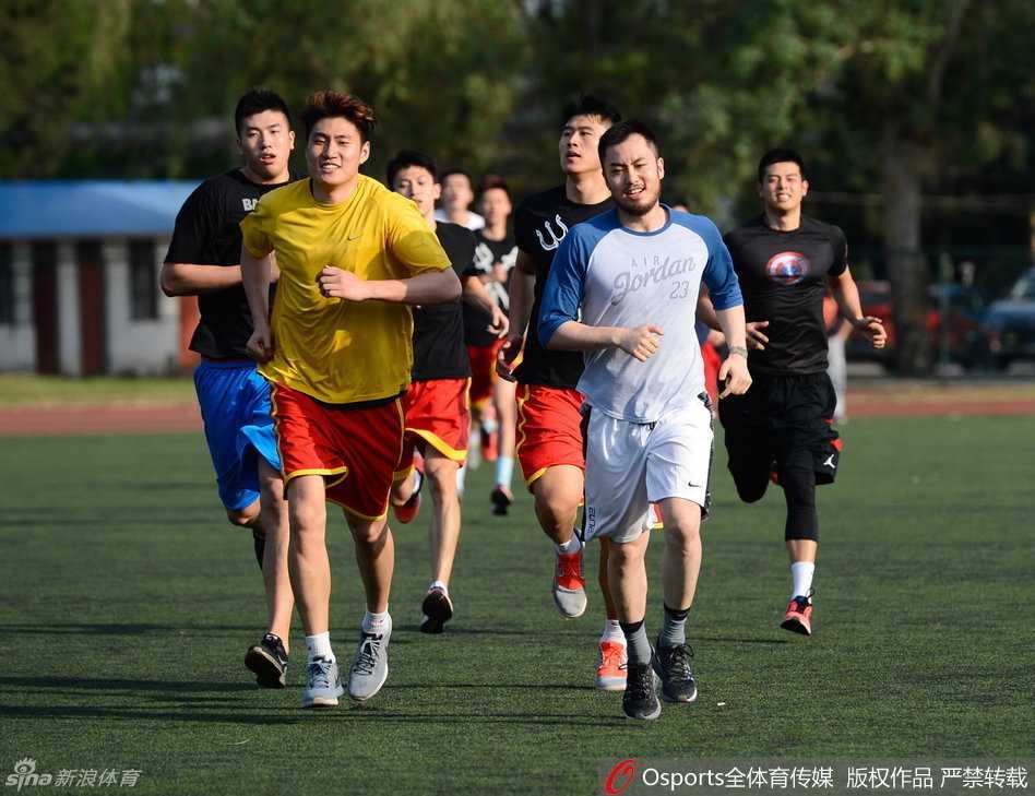 揭秘!宫鲁鸣挂帅中国男篮海埂高原备战,众将苦练只为里约绽放 春城暖阳下,中国男篮的将士们排成一列长龙,在跑道上进行慢跑热身,他们步伐稳健,开启了海埂一天艰苦而充实的训练。